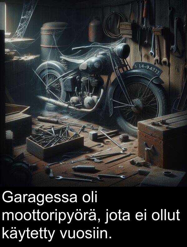 jota: Garagessa oli moottoripyörä, jota ei ollut käytetty vuosiin.