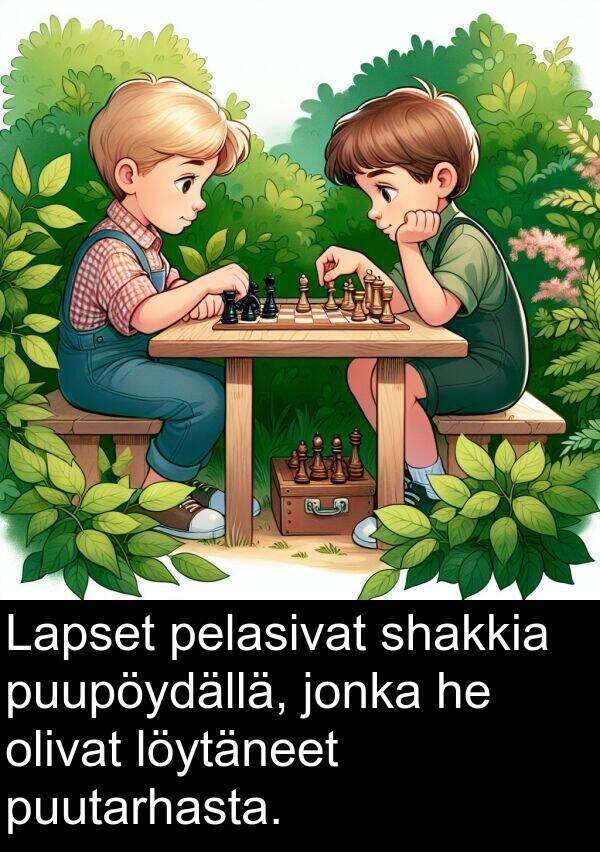 shakkia: Lapset pelasivat shakkia puupöydällä, jonka he olivat löytäneet puutarhasta.