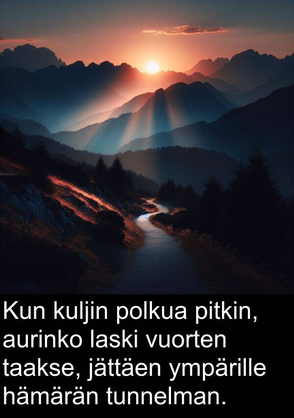 taakse: Kun kuljin polkua pitkin, aurinko laski vuorten taakse, jättäen ympärille hämärän tunnelman.