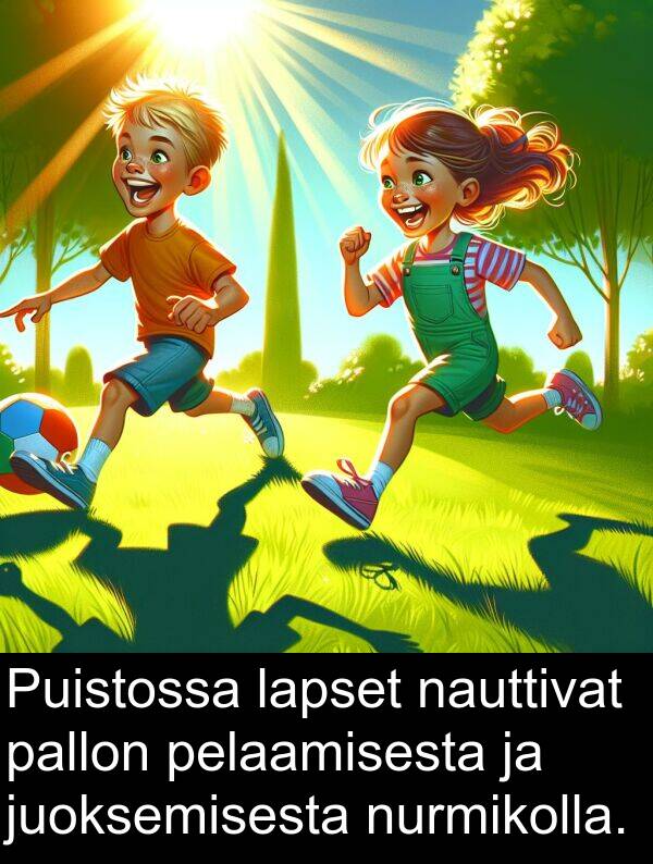 nurmikolla: Puistossa lapset nauttivat pallon pelaamisesta ja juoksemisesta nurmikolla.