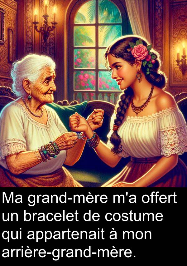 bracelet: Ma grand-mère m'a offert un bracelet de costume qui appartenait à mon arrière-grand-mère.