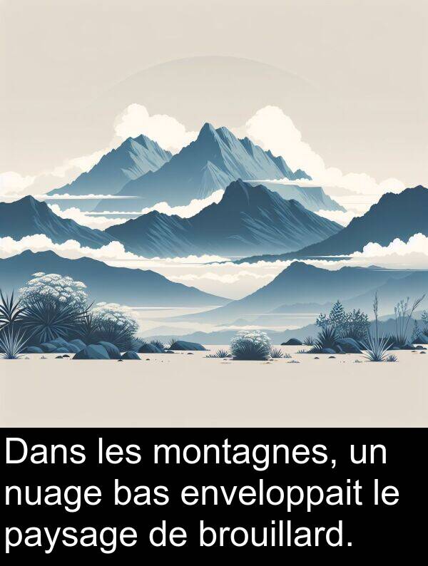 bas: Dans les montagnes, un nuage bas enveloppait le paysage de brouillard.
