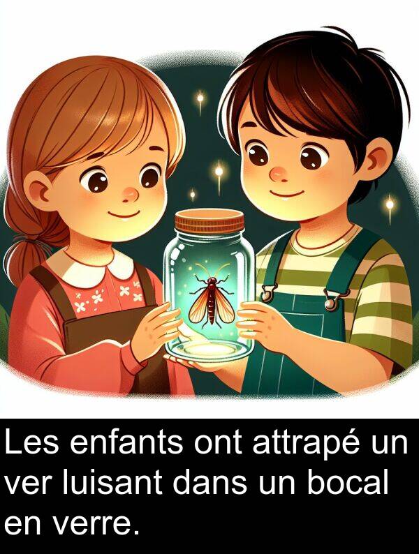 bocal: Les enfants ont attrapé un ver luisant dans un bocal en verre.