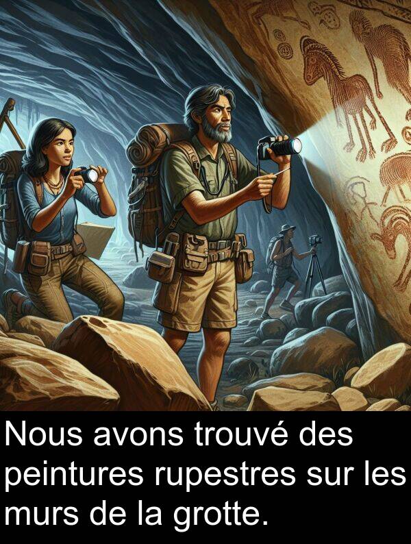trouvé: Nous avons trouvé des peintures rupestres sur les murs de la grotte.