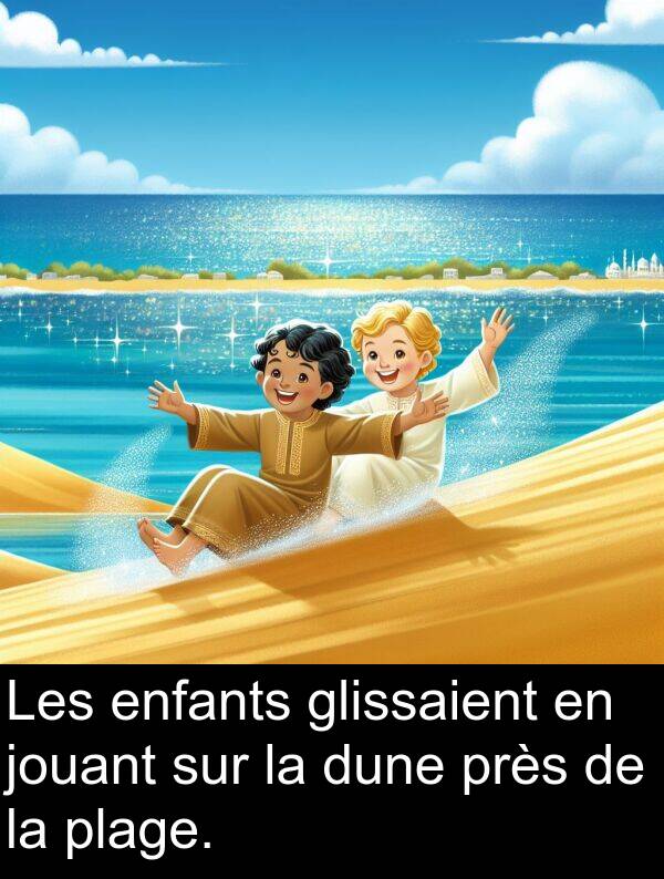 jouant: Les enfants glissaient en jouant sur la dune près de la plage.
