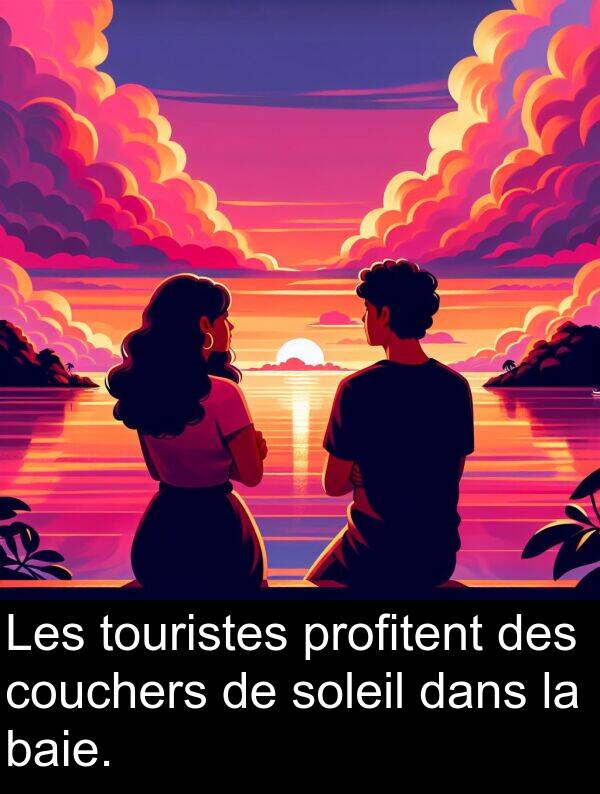 touristes: Les touristes profitent des couchers de soleil dans la baie.