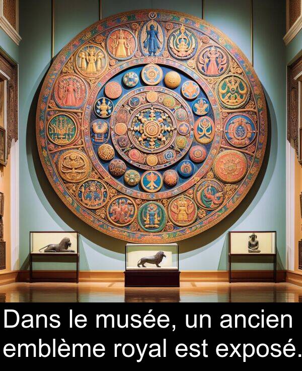 exposé: Dans le musée, un ancien emblème royal est exposé.