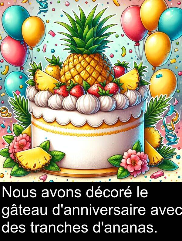 décoré: Nous avons décoré le gâteau d'anniversaire avec des tranches d'ananas.