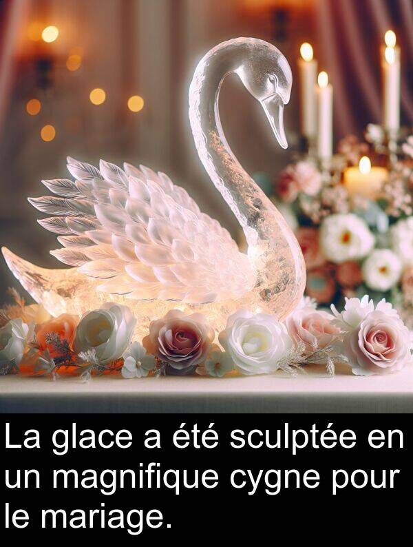 magnifique: La glace a été sculptée en un magnifique cygne pour le mariage.
