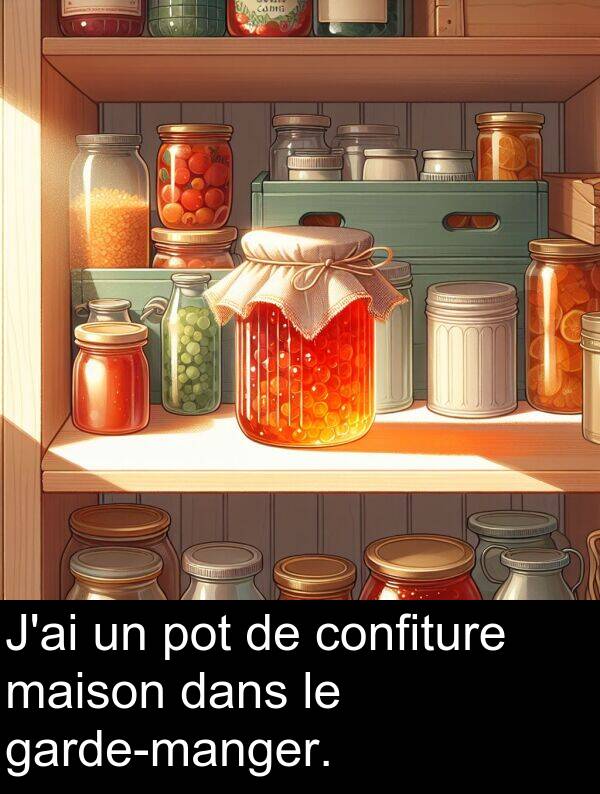 maison: J'ai un pot de confiture maison dans le garde-manger.