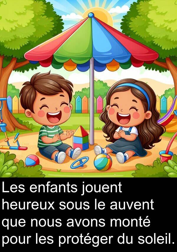 jouent: Les enfants jouent heureux sous le auvent que nous avons monté pour les protéger du soleil.