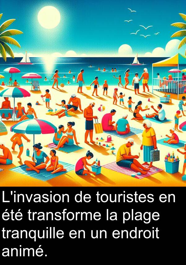 touristes: L'invasion de touristes en été transforme la plage tranquille en un endroit animé.