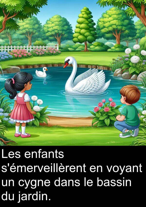 enfants: Les enfants s'émerveillèrent en voyant un cygne dans le bassin du jardin.