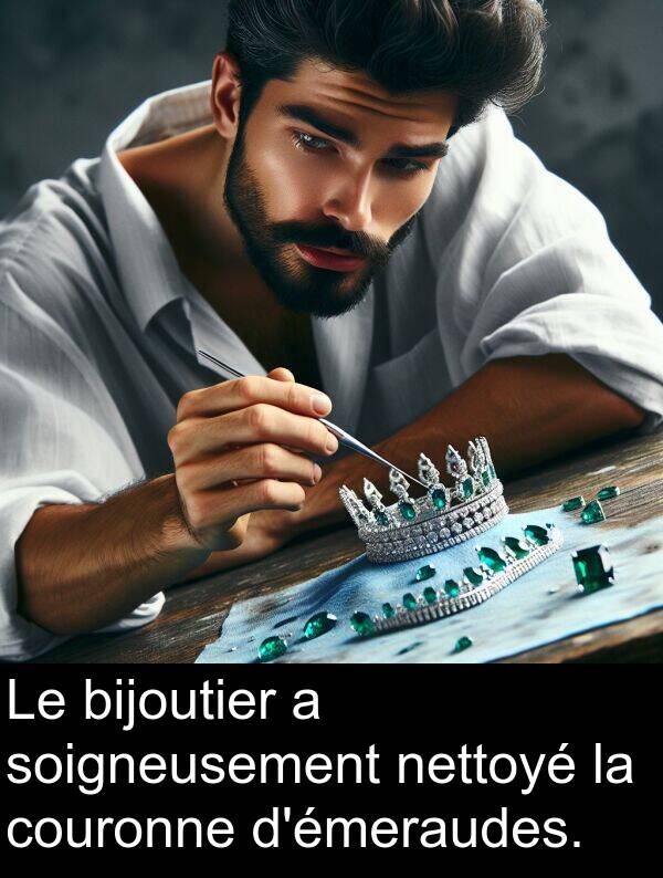 nettoyé: Le bijoutier a soigneusement nettoyé la couronne d'émeraudes.