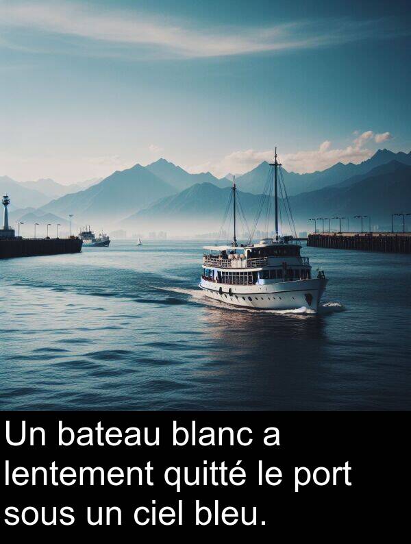 bateau: Un bateau blanc a lentement quitté le port sous un ciel bleu.