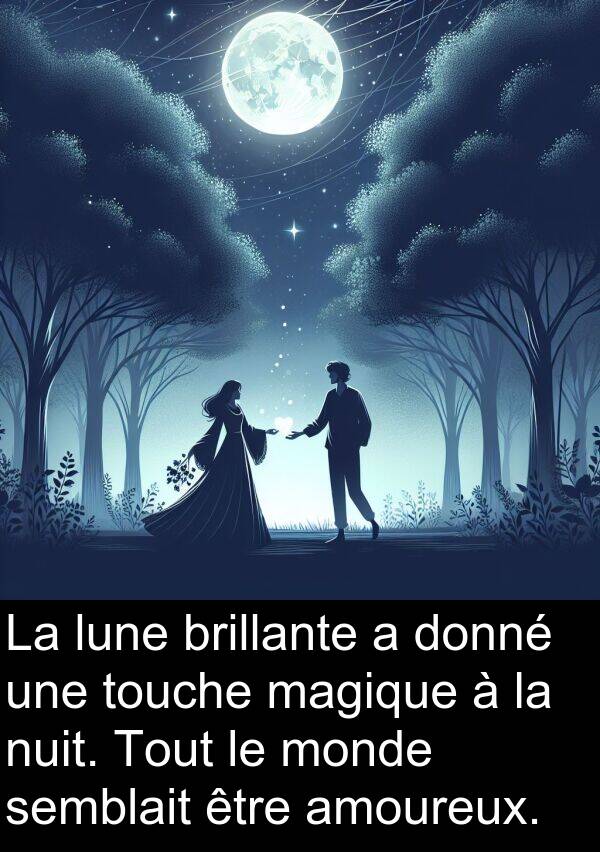 lune: La lune brillante a donné une touche magique à la nuit. Tout le monde semblait être amoureux.