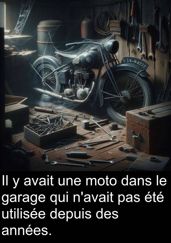 garage: Il y avait une moto dans le garage qui n'avait pas été utilisée depuis des années.