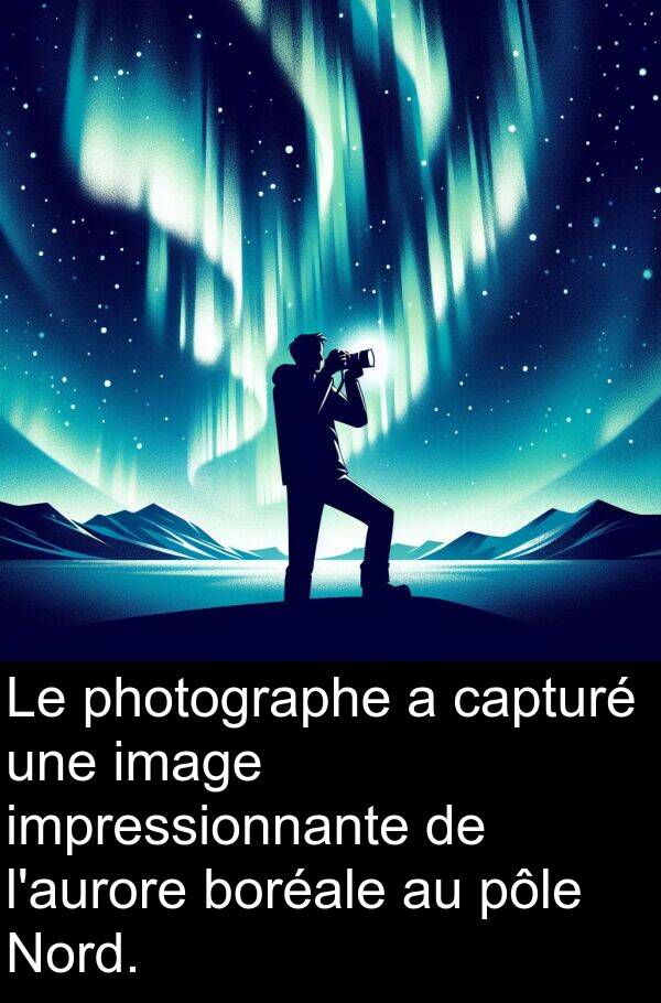 image: Le photographe a capturé une image impressionnante de l'aurore boréale au pôle Nord.