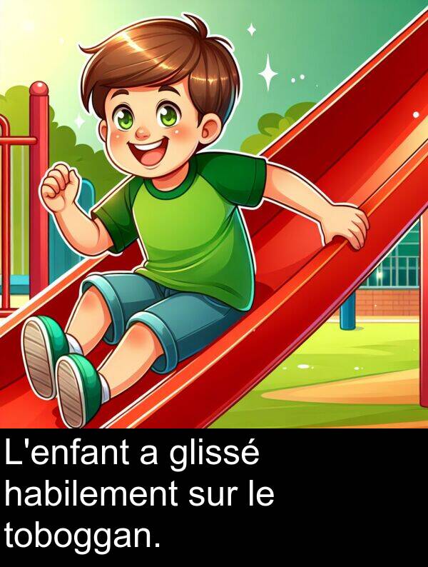 habilement: L'enfant a glissé habilement sur le toboggan.