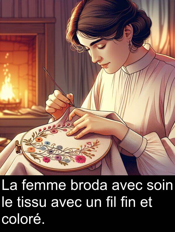 fil: La femme broda avec soin le tissu avec un fil fin et coloré.
