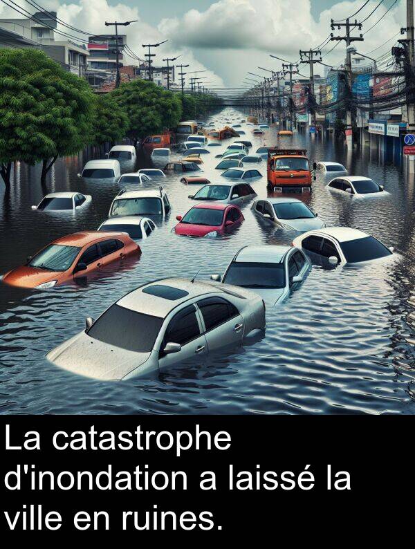 ville: La catastrophe d'inondation a laissé la ville en ruines.