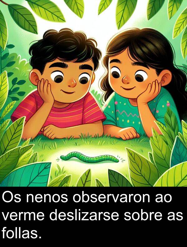 sobre: Os nenos observaron ao verme deslizarse sobre as follas.