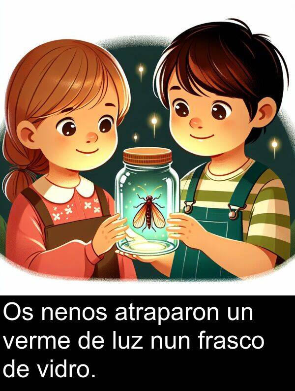 frasco: Os nenos atraparon un verme de luz nun frasco de vidro.