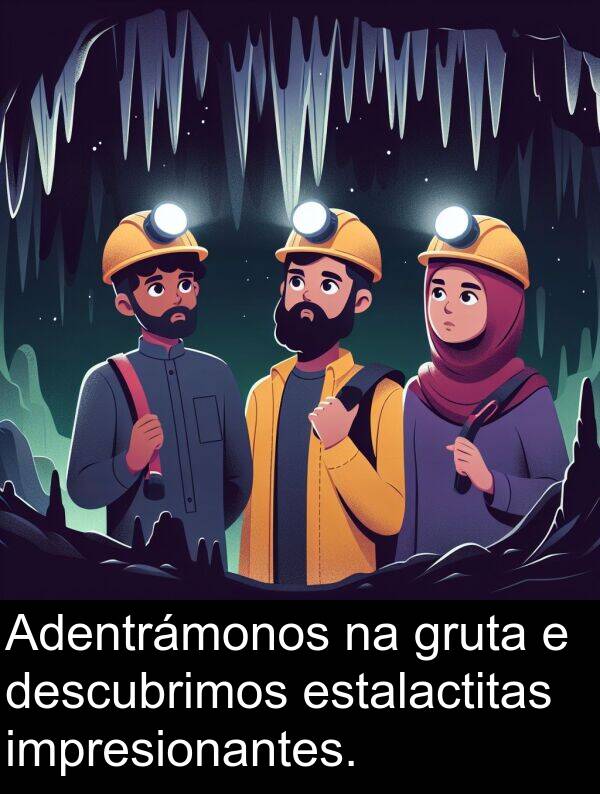 estalactitas: Adentrámonos na gruta e descubrimos estalactitas impresionantes.