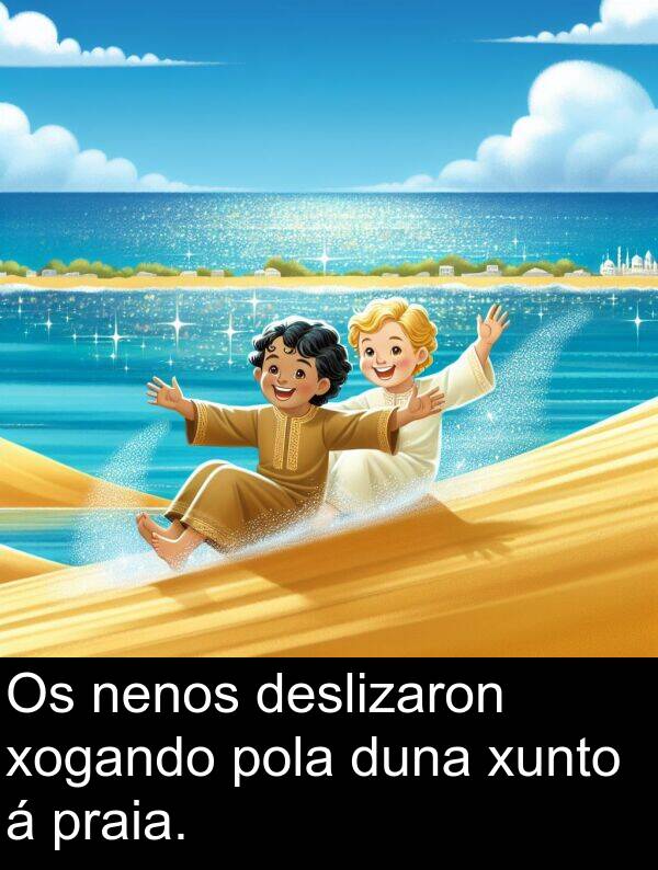 duna: Os nenos deslizaron xogando pola duna xunto á praia.