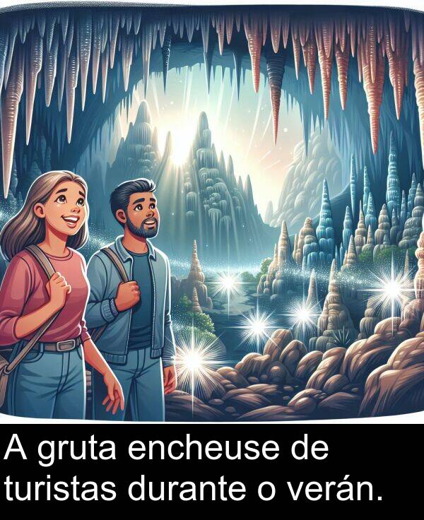 durante: A gruta encheuse de turistas durante o verán.