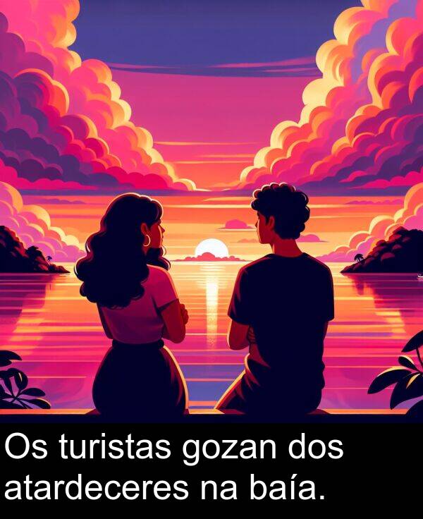 dos: Os turistas gozan dos atardeceres na baía.