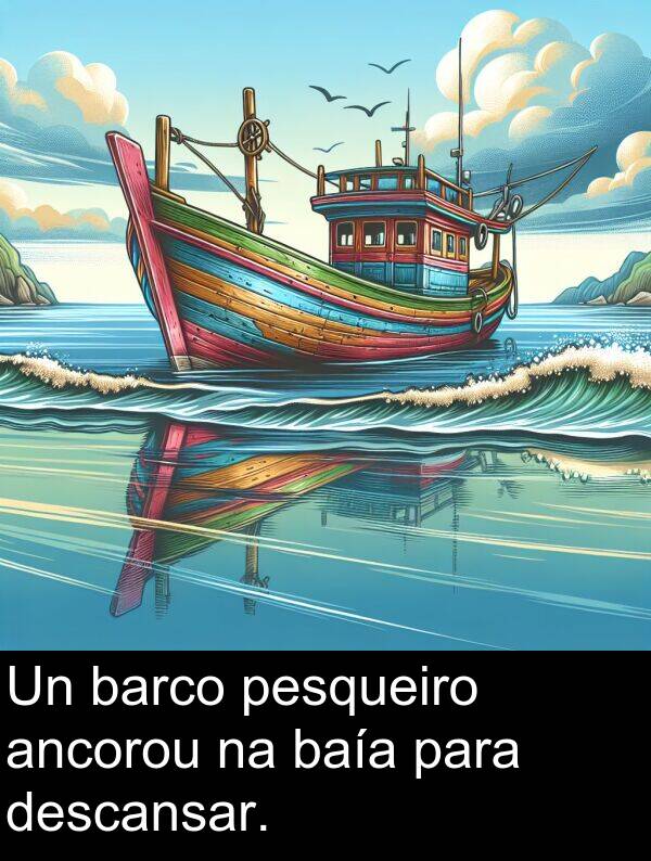 pesqueiro: Un barco pesqueiro ancorou na baía para descansar.