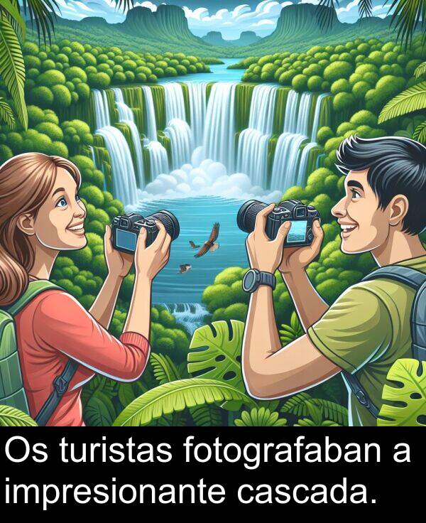 fotografaban: Os turistas fotografaban a impresionante cascada.