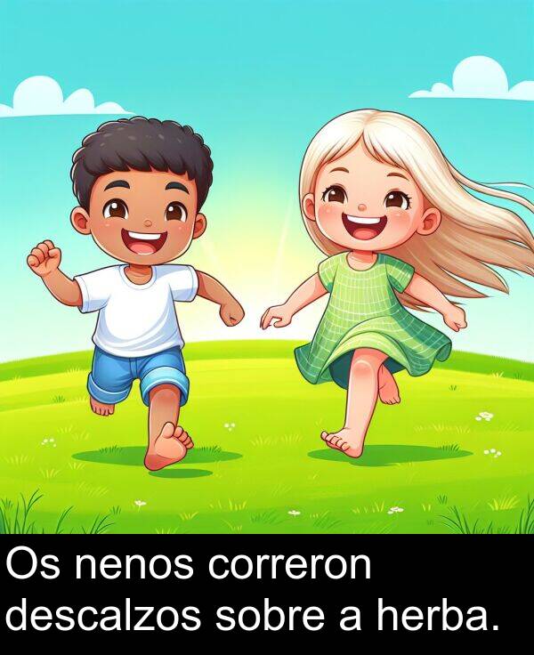 correron: Os nenos correron descalzos sobre a herba.