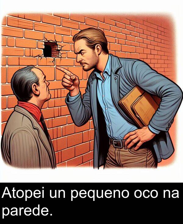 pequeno: Atopei un pequeno oco na parede.