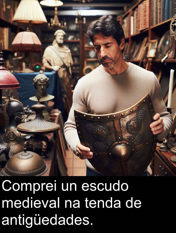 medieval: Comprei un escudo medieval na tenda de antigüedades.