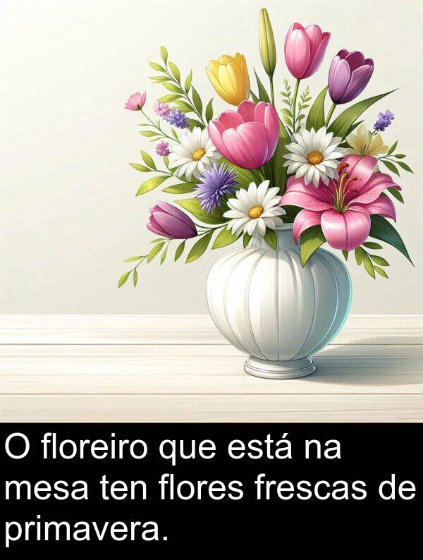 floreiro: O floreiro que está na mesa ten flores frescas de primavera.