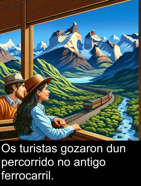 dun: Os turistas gozaron dun percorrido no antigo ferrocarril.