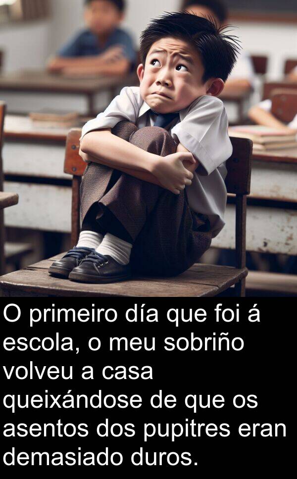 volveu: O primeiro día que foi á escola, o meu sobriño volveu a casa queixándose de que os asentos dos pupitres eran demasiado duros.