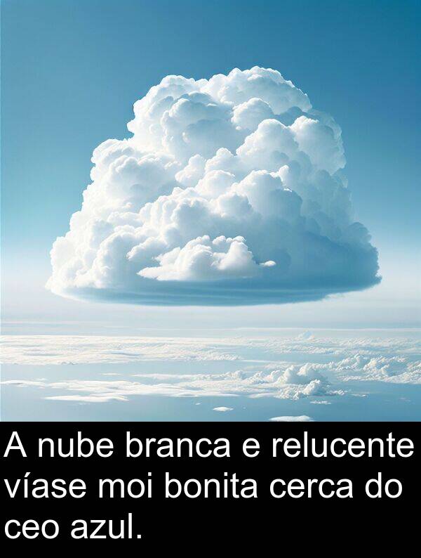 relucente: A nube branca e relucente víase moi bonita cerca do ceo azul.