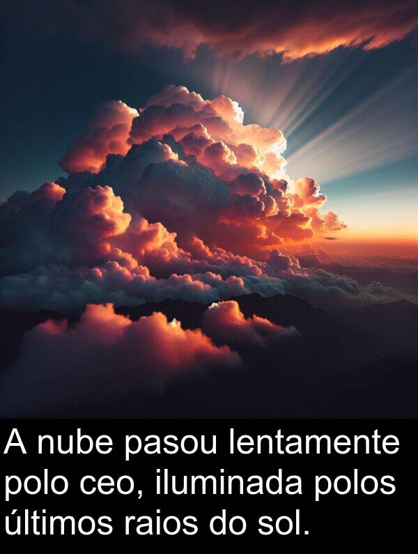raios: A nube pasou lentamente polo ceo, iluminada polos últimos raios do sol.