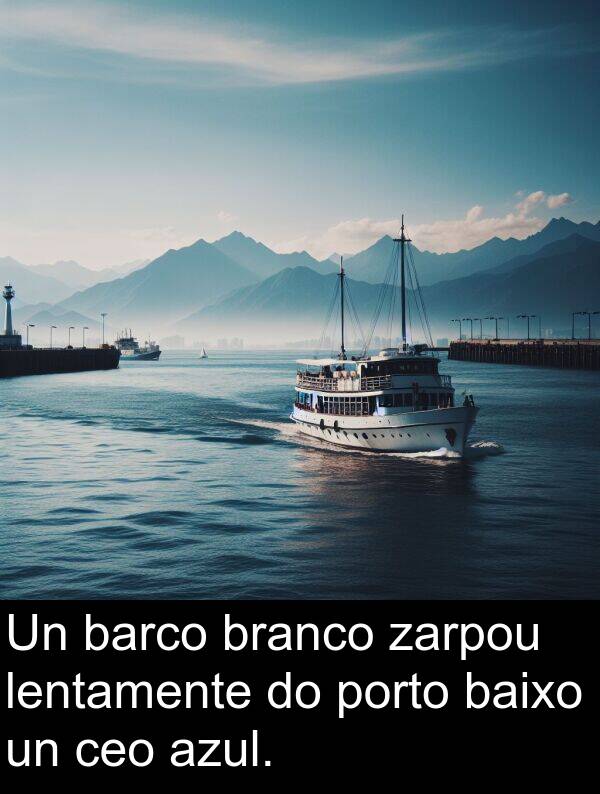 porto: Un barco branco zarpou lentamente do porto baixo un ceo azul.