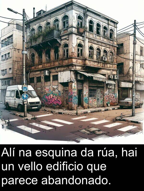 parece: Alí na esquina da rúa, hai un vello edificio que parece abandonado.