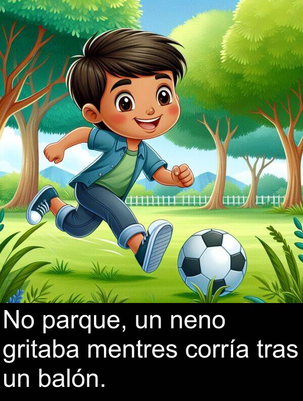corría: No parque, un neno gritaba mentres corría tras un balón.