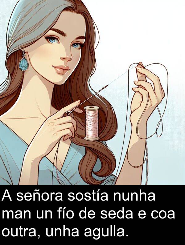 man: A señora sostía nunha man un fío de seda e coa outra, unha agulla.
