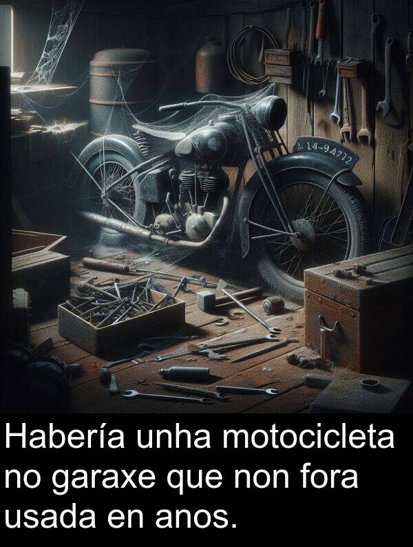 fora: Habería unha motocicleta no garaxe que non fora usada en anos.