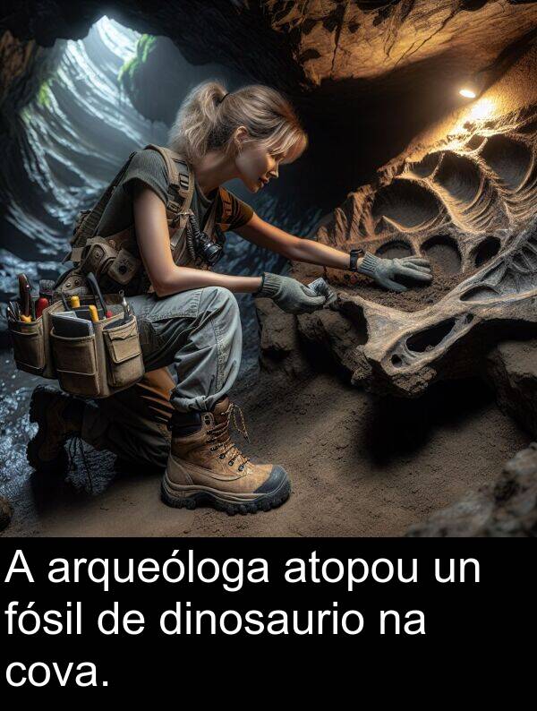 fósil: A arqueóloga atopou un fósil de dinosaurio na cova.