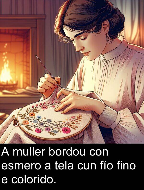 colorido: A muller bordou con esmero a tela cun fío fino e colorido.