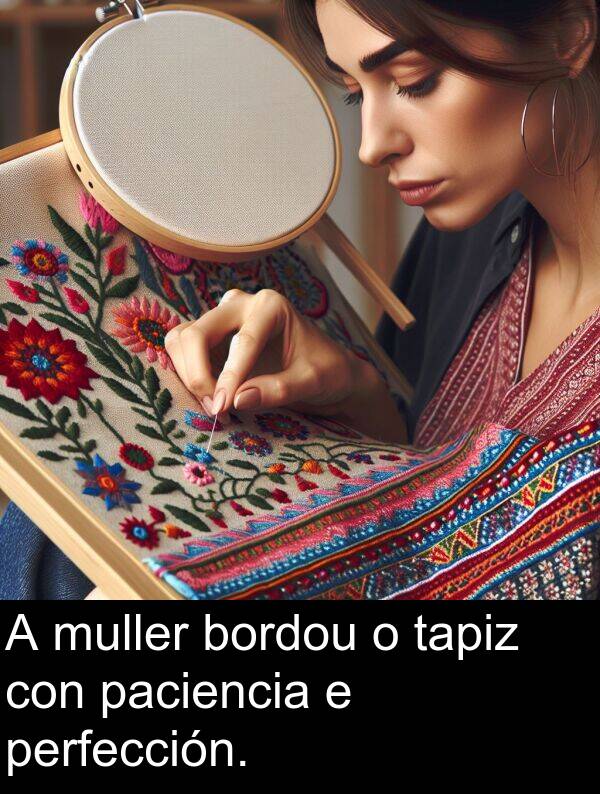 perfección: A muller bordou o tapiz con paciencia e perfección.
