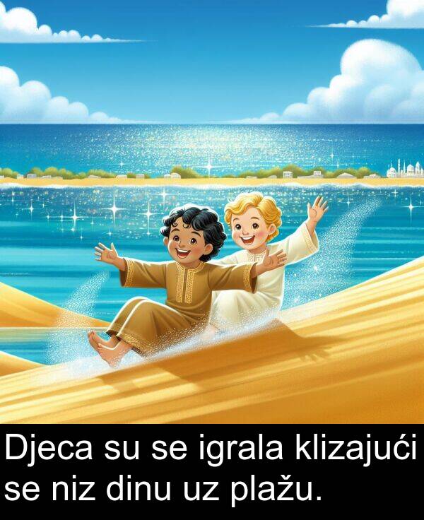 igrala: Djeca su se igrala klizajući se niz dinu uz plažu.